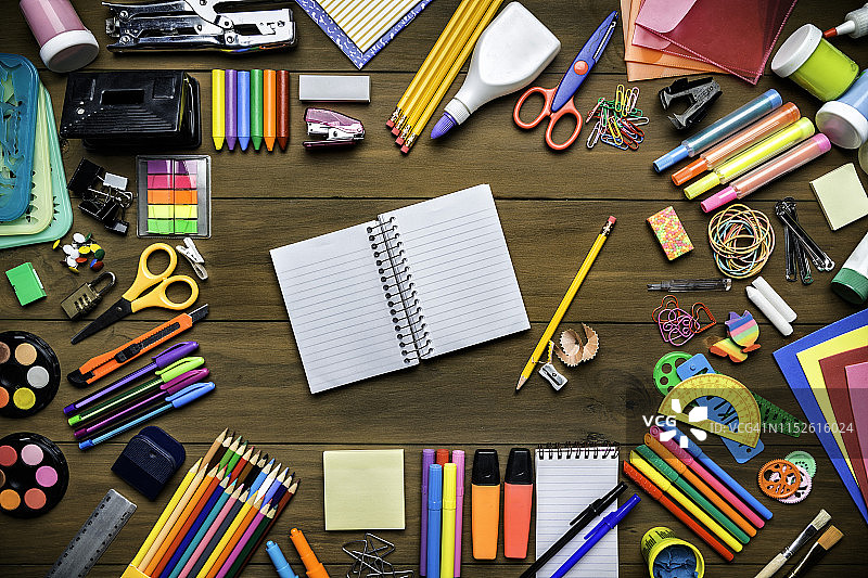 木制桌面上带有纸质笔记本和学校办公用品框架的文具俯视照片图片素材
