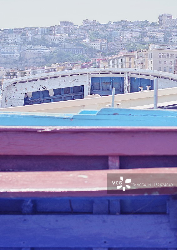 城市建筑旁海滩上停泊的船只图片素材