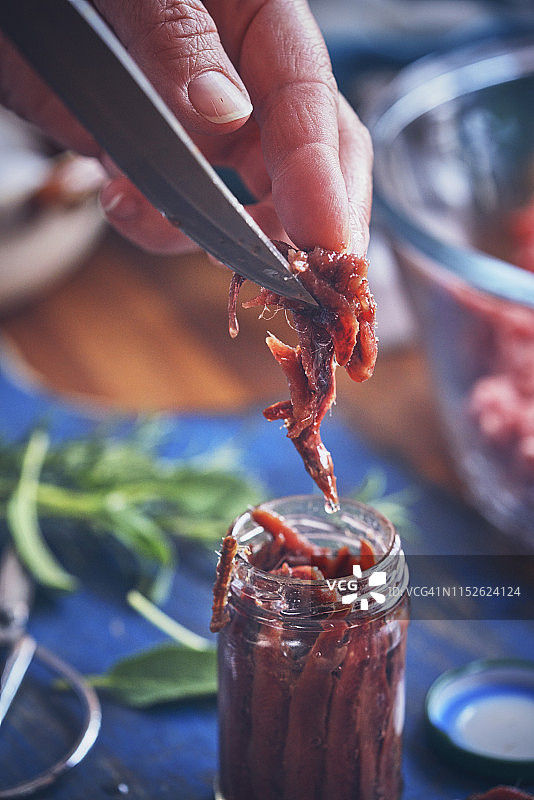 玻璃罐装凤尾鱼片图片素材