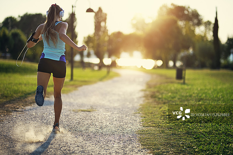 少女在湖边公园慢跑图片素材