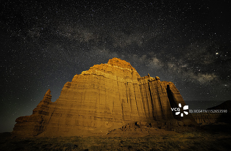 月亮神庙和教堂谷上空的银河图片素材