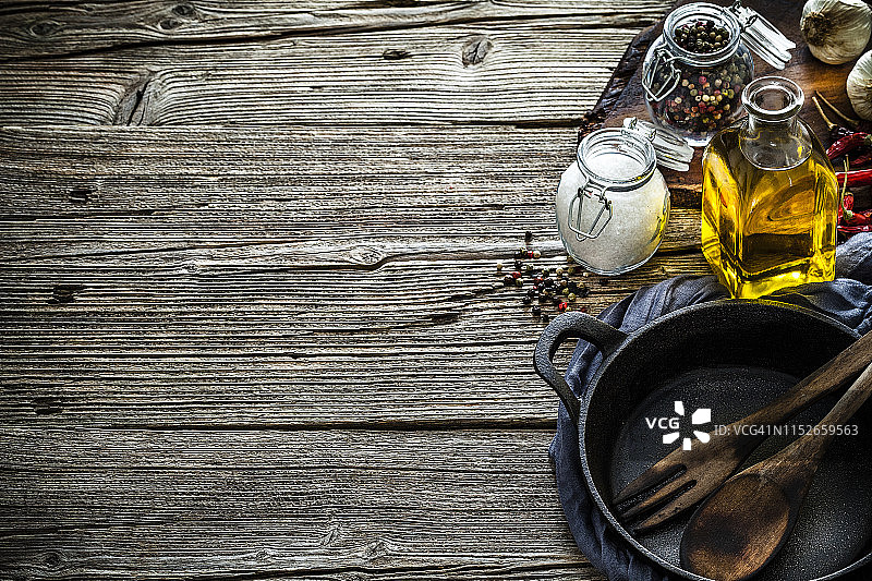 烹饪背景：乡村木桌上的烹饪配料和用具，带有复制空间图片素材
