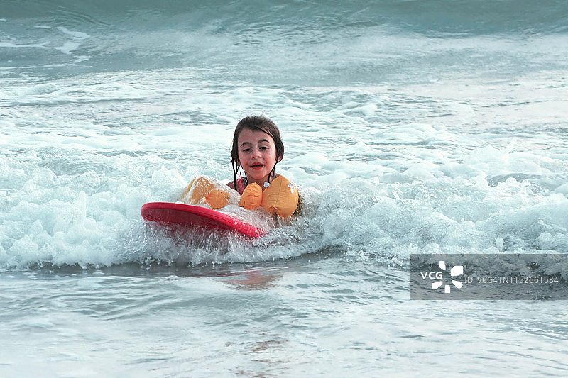 在马来西亚兰卡威珍南海滩冲浪的孩子，与孩子一起度假图片素材