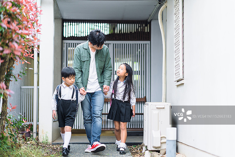 父亲送孩子们去上学图片素材