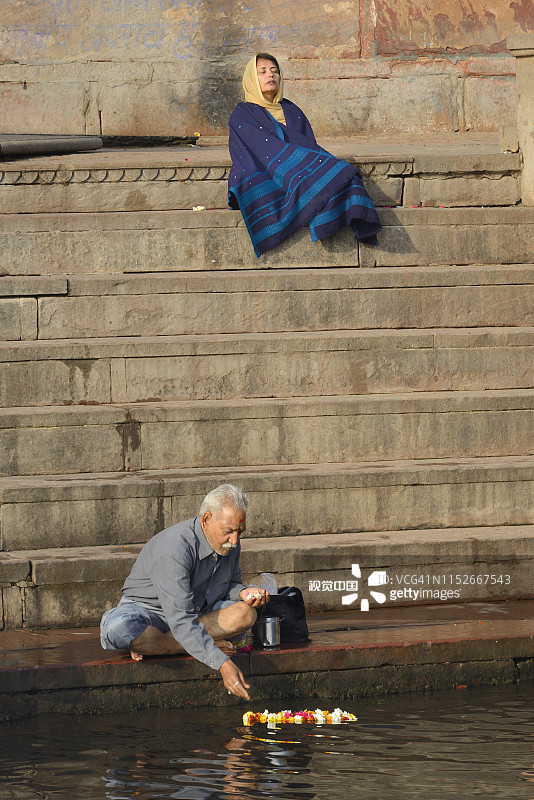 印度北方邦马图拉：亚穆纳河畔的清晨图片素材