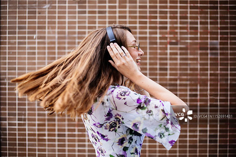 美丽女人听音乐图片素材