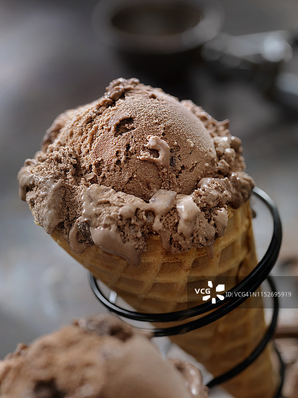 华夫饼甜筒双重巧克力块冰淇淋图片素材