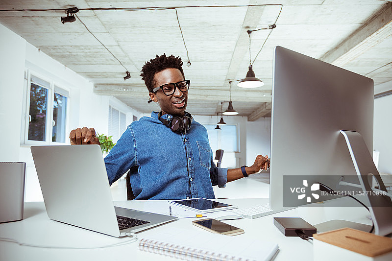 商人坐在办公室腰酸背痛图片素材