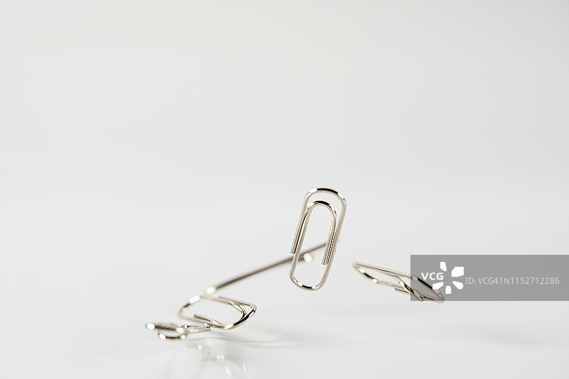 在空中飞舞的彩色文件剪辑，白色背景图片素材