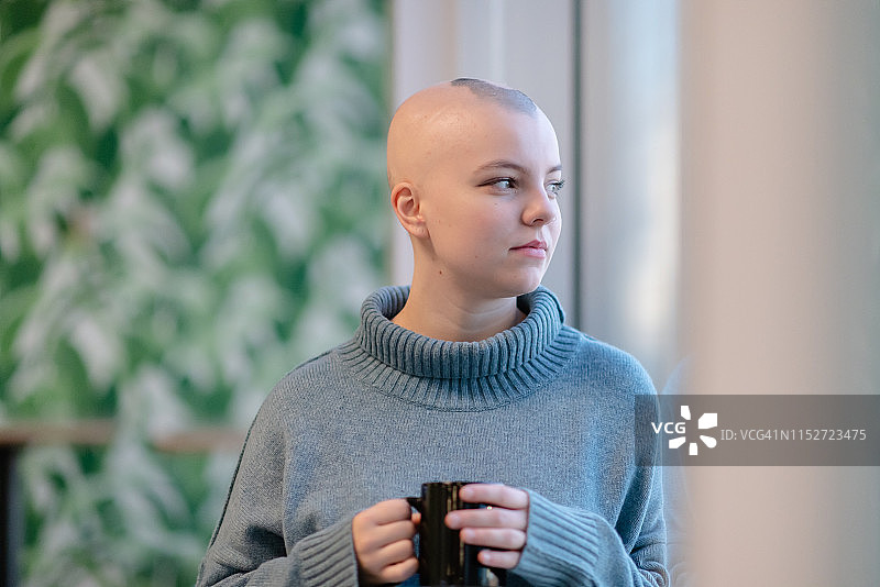 正在喝东西的女人图片素材