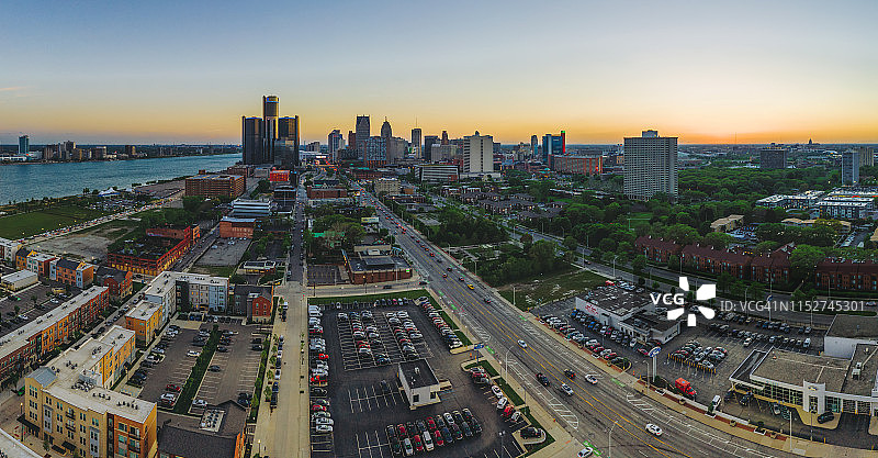 底特律文艺复兴中心日落天际线图片素材