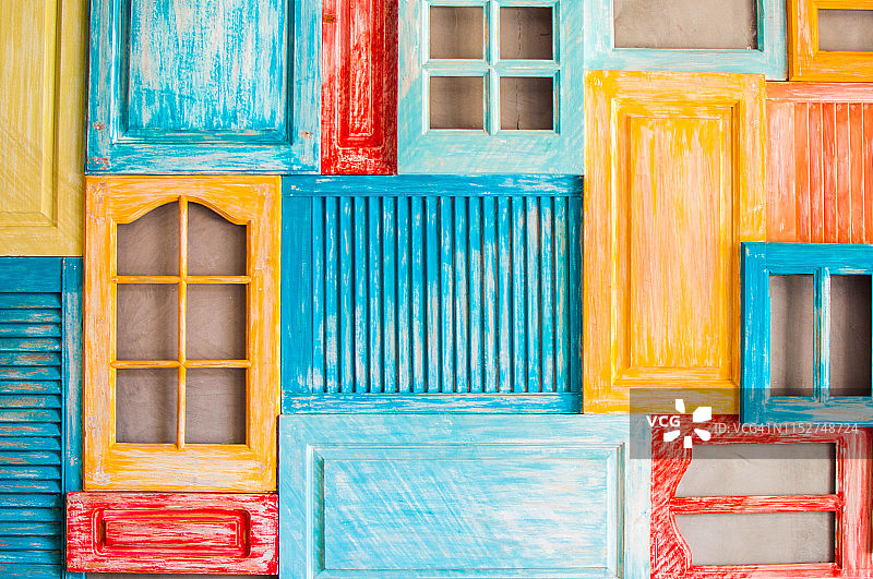由窗框制成的鲜艳墙壁设计图片素材