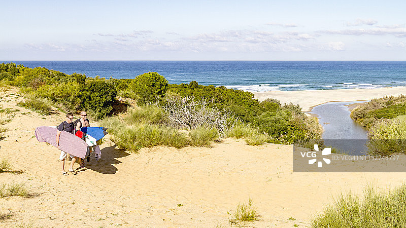 突尼斯，地中海海滩上的冲浪者图片素材