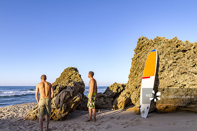 突尼斯，地中海海滩上的冲浪者图片素材