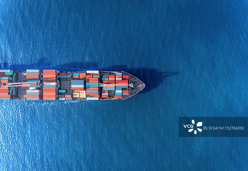 泰国曼谷绿色海域波浪集装箱船航拍俯视图图片素材