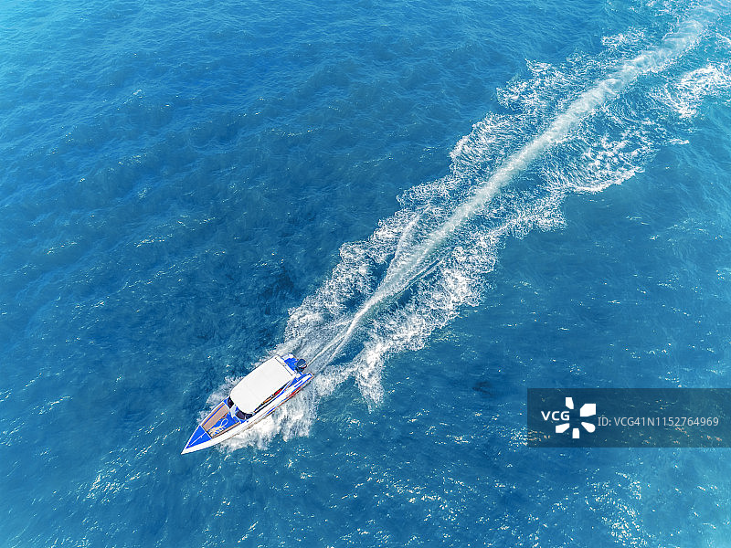 亚洲泰国海上航行的游艇鸟瞰图图片素材