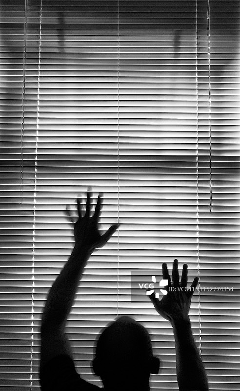 向上伸展的人的剪影图片素材