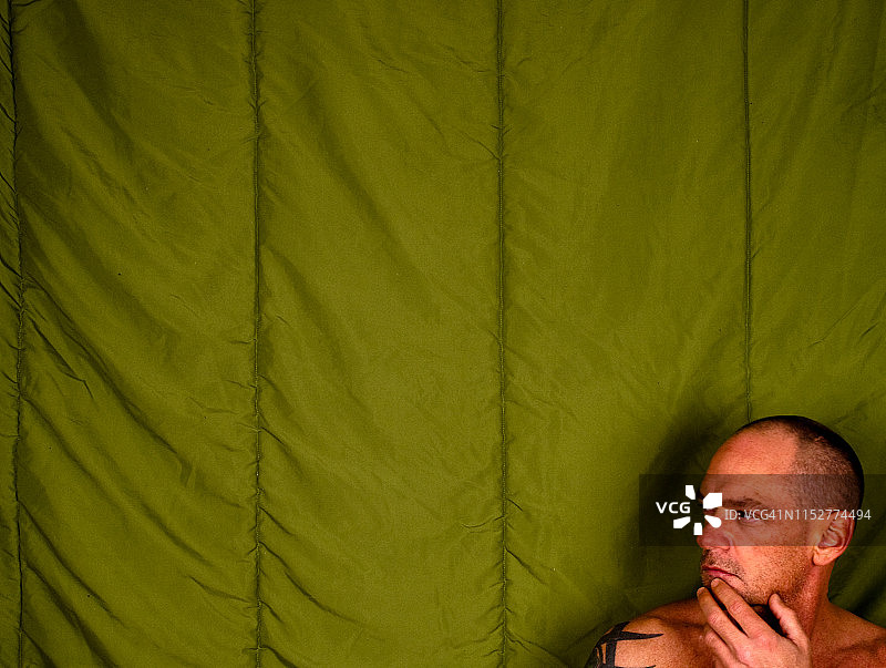 男人手托下巴向右看图片素材