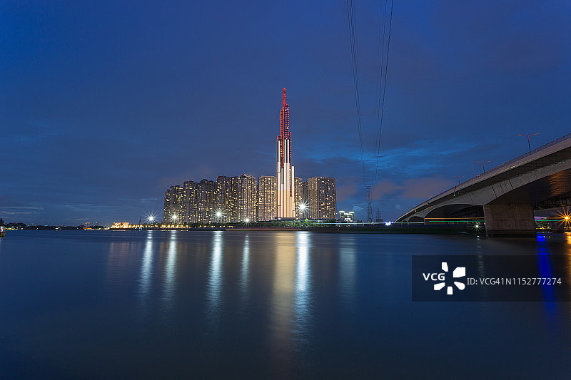 越南西贡：地标81大厦灯光璀璨，倒映在西贡河上，是世界最高的建筑物之一图片素材