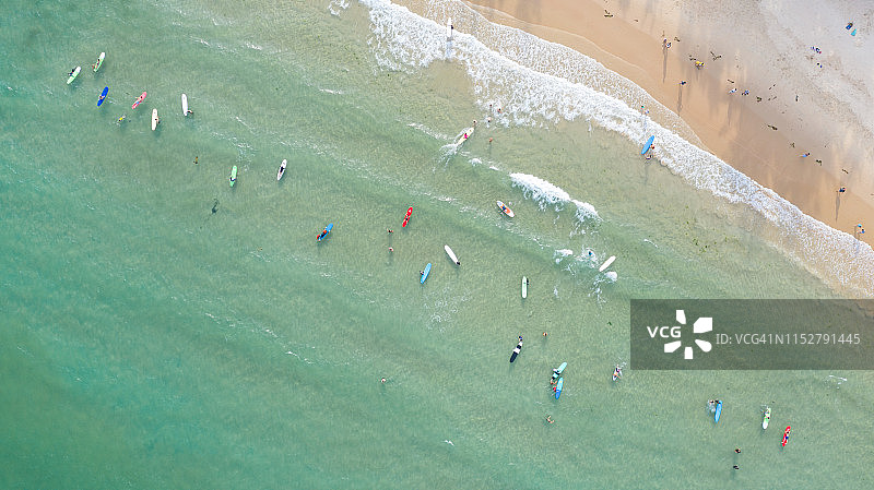 三亚后海湾的冲浪者俯瞰图图片素材