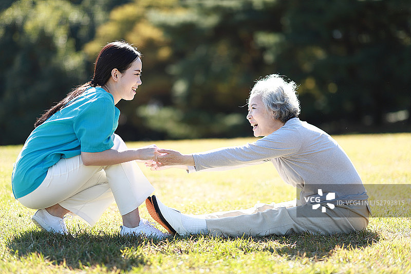 护理人员帮助老年妇女伸展运动图片素材