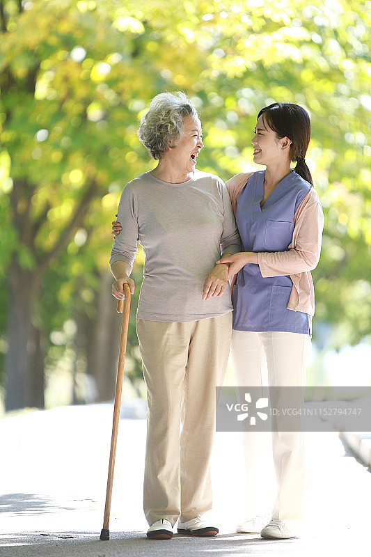 护士与老年妇女在公园里图片素材
