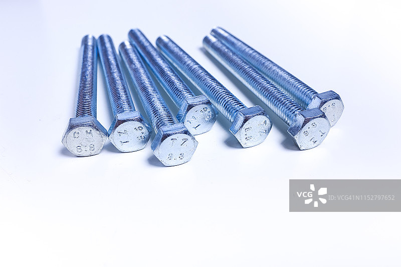 白色背景上的全新闪亮钢铁螺栓特写图片素材