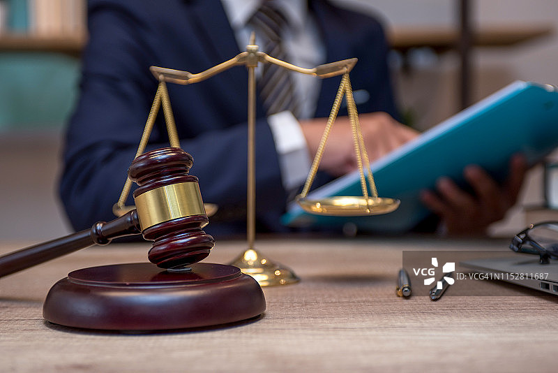 与正义律师、西装女商人或律师在一起的法官 gavel ，建议和法律服务概念。图片素材