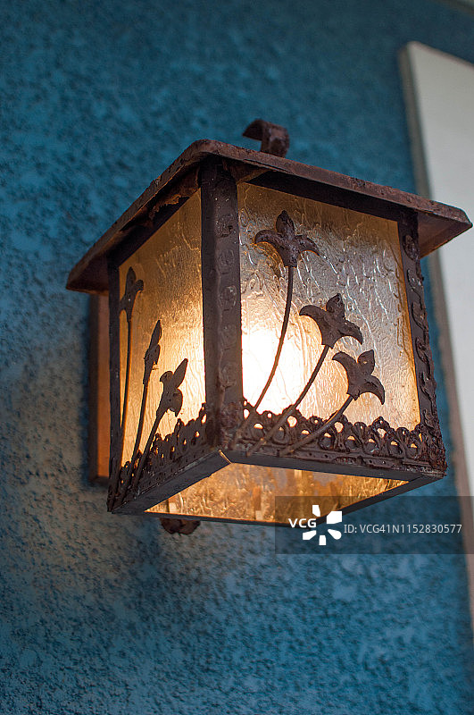 混凝土墙上的复古台灯图片素材