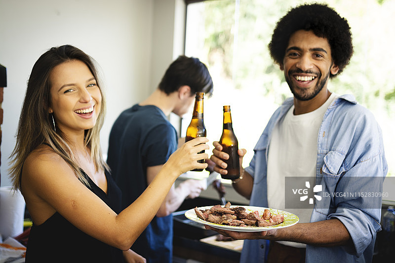 朋友们在烧烤聚会中玩耍图片素材