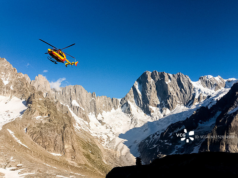 直升机飞越群山图片素材