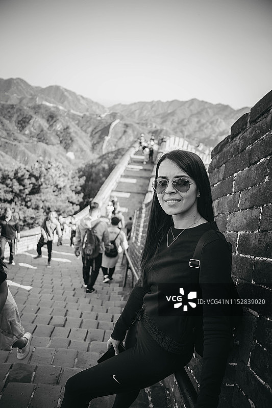 独自旅行的中国长城女性游客图片素材