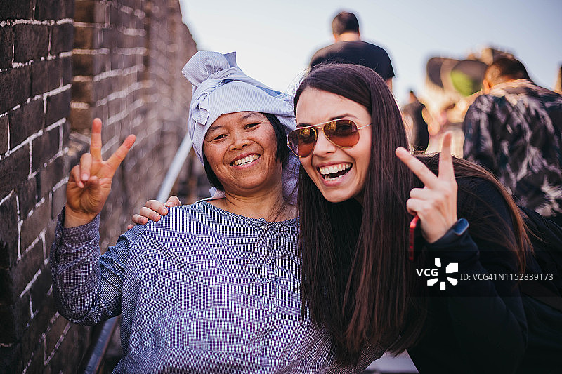 女孩们在中国的长城自拍图片素材