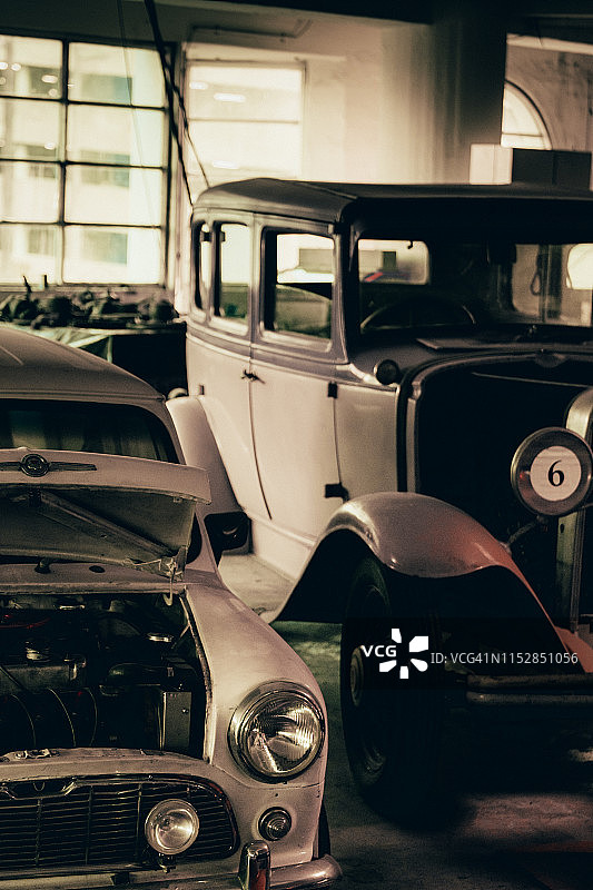 车间里的老式汽车图片素材