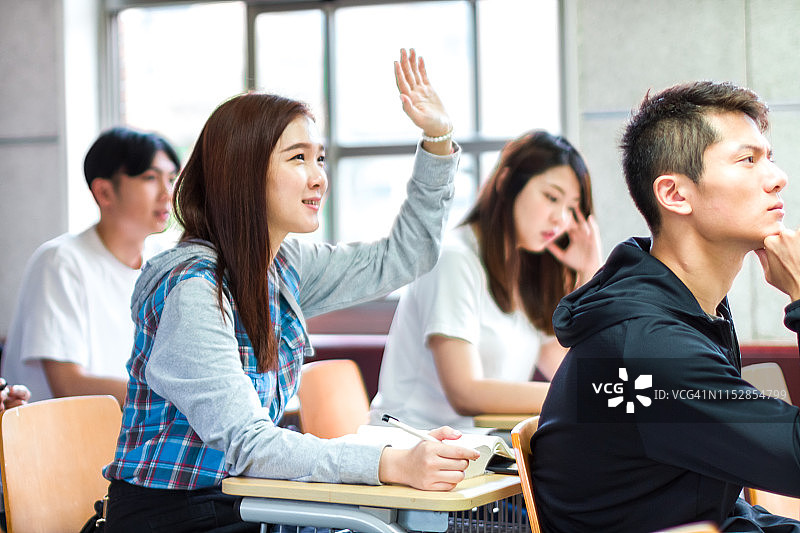 举手的亚洲大学生图片素材
