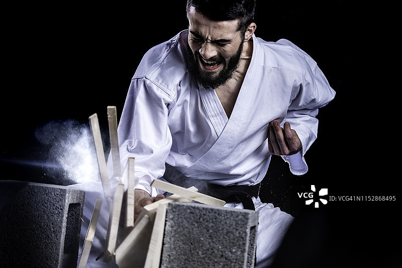 空手道练习者用手击碎木板图片素材