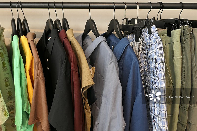 凌乱的衣架图片素材