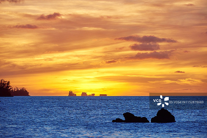 美国塞班岛日落金空下的太平洋图片素材