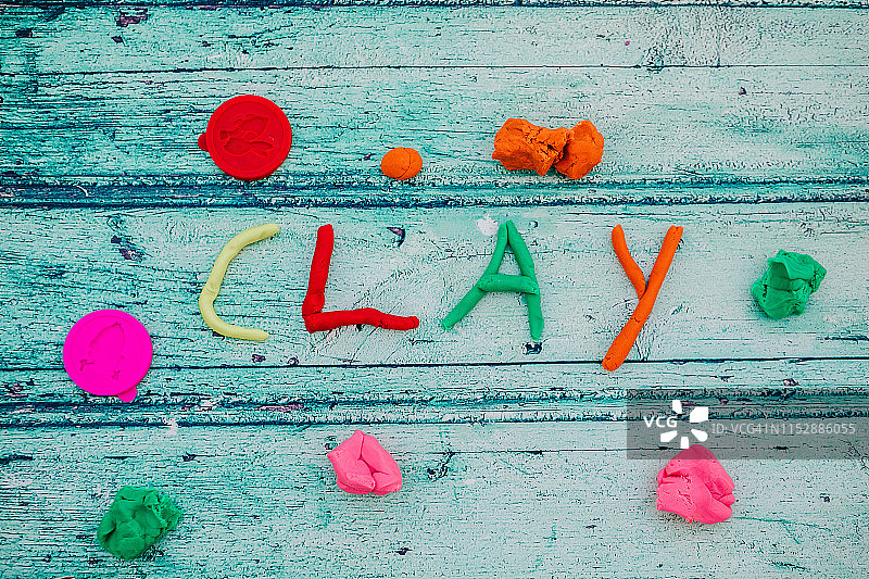 灰色背景下的泥土文字图片素材