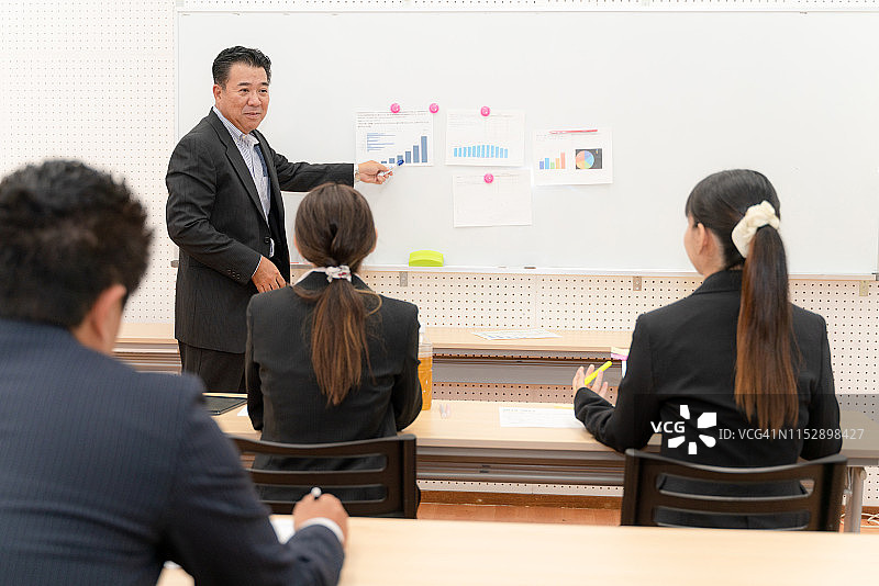 公司员工接受年长男性的培训图片素材