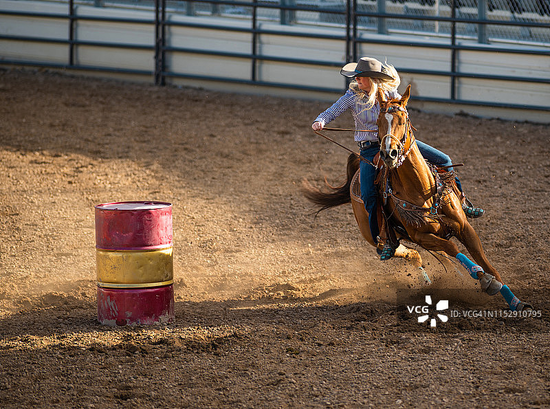 年轻女牛仔参加绕桶赛马牛仔竞技表演图片素材