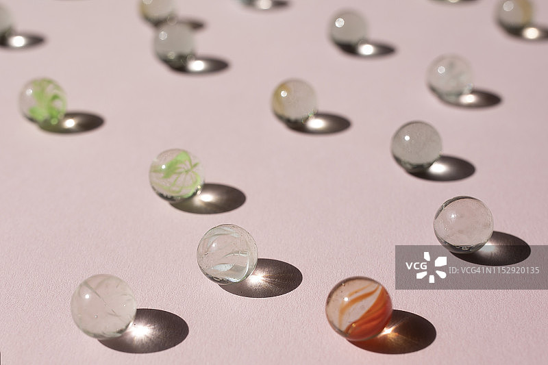 粉色背景上的大理石球图片素材