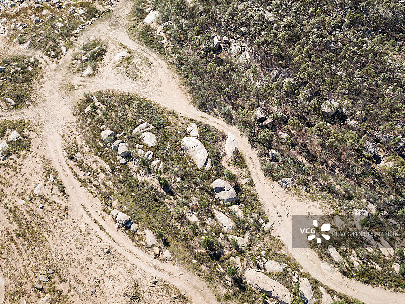 岩石周围的泥路轨迹航拍图片素材