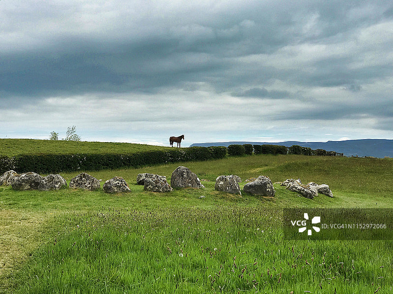 巨石阵后地平线上的一匹孤马图片素材