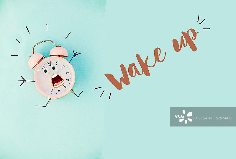 粉彩色背景中的粉色闹钟俯视图图片素材