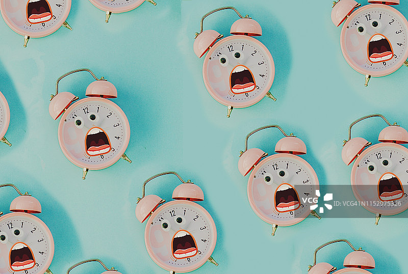 粉彩色背景中的粉色闹钟俯视图图片素材