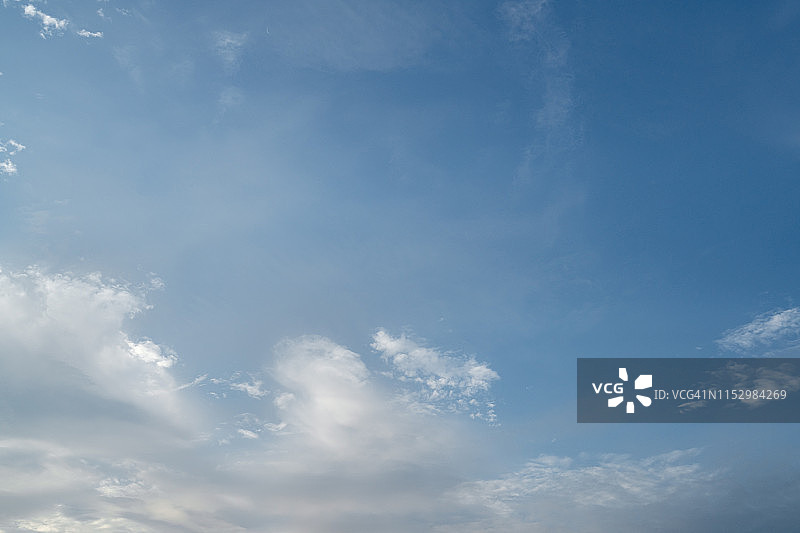 晴空中的云朵图片素材