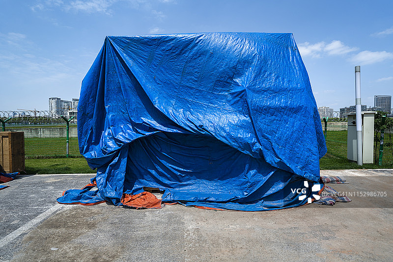 用油布覆盖的货物图片素材