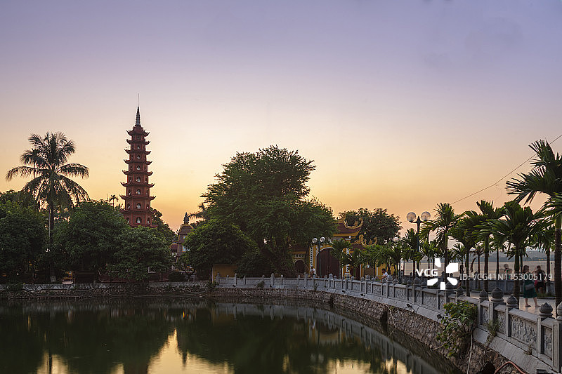 越南河内镇国寺黄昏美景图片素材