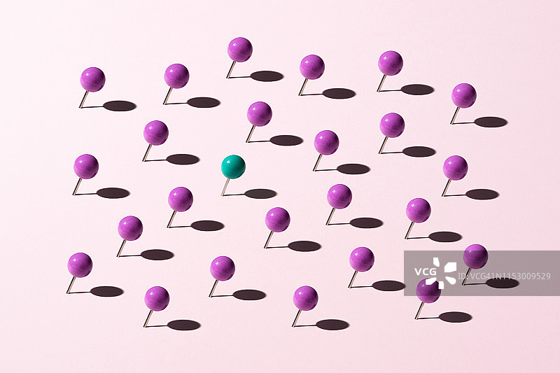 人群中脱颖而出的胸针图片素材